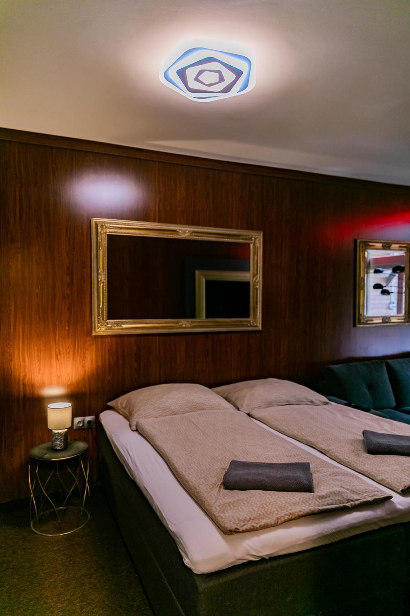 Motel1- A Megfizetheto Luxus! Dunaújváros Buitenkant foto